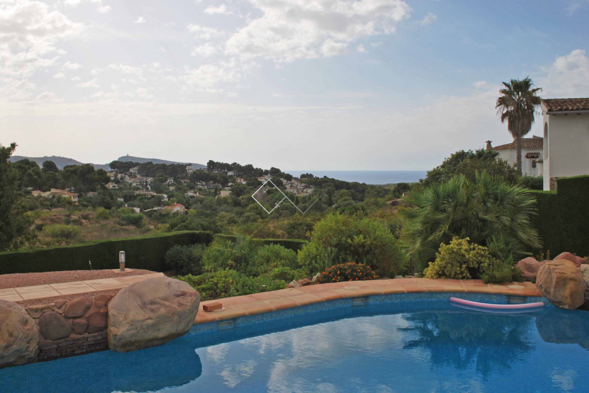 Pool mit Meerblick - Schöne Villa mit fantastischem Pool und Meerblick zu verkaufen in Benimeit, Moraira