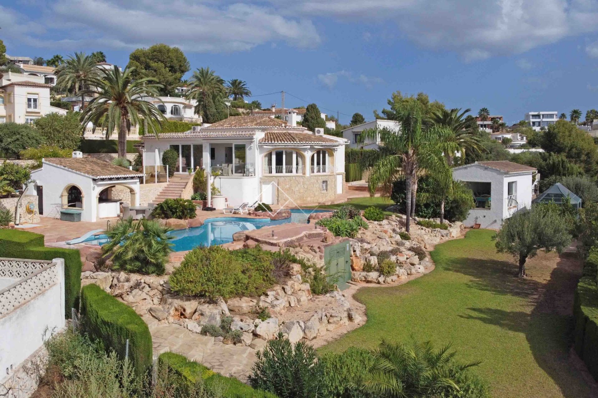 Preciosa villa con increíble piscina y vistas al mar en venta en Benimeit, Moraira