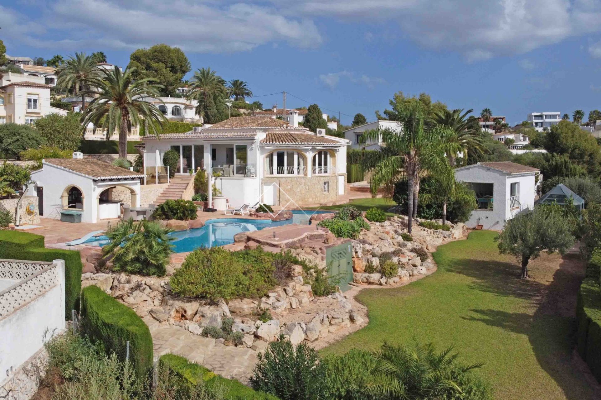 Schöne Villa mit fantastischem Pool und Meerblick zu verkaufen in Benimeit, Moraira