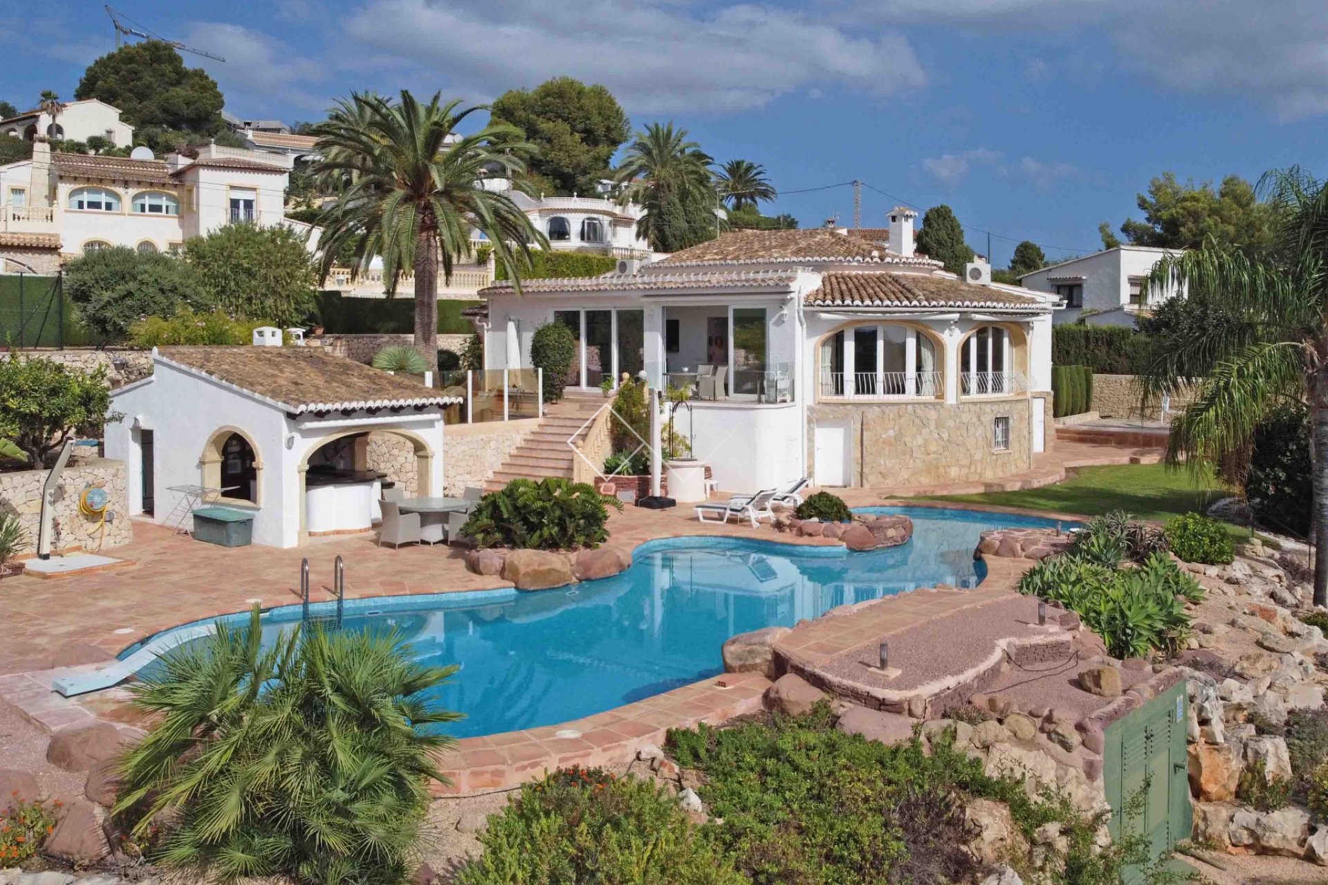 Schöne Villa mit fantastischem Pool und Meerblick zu verkaufen in Benimeit, Moraira