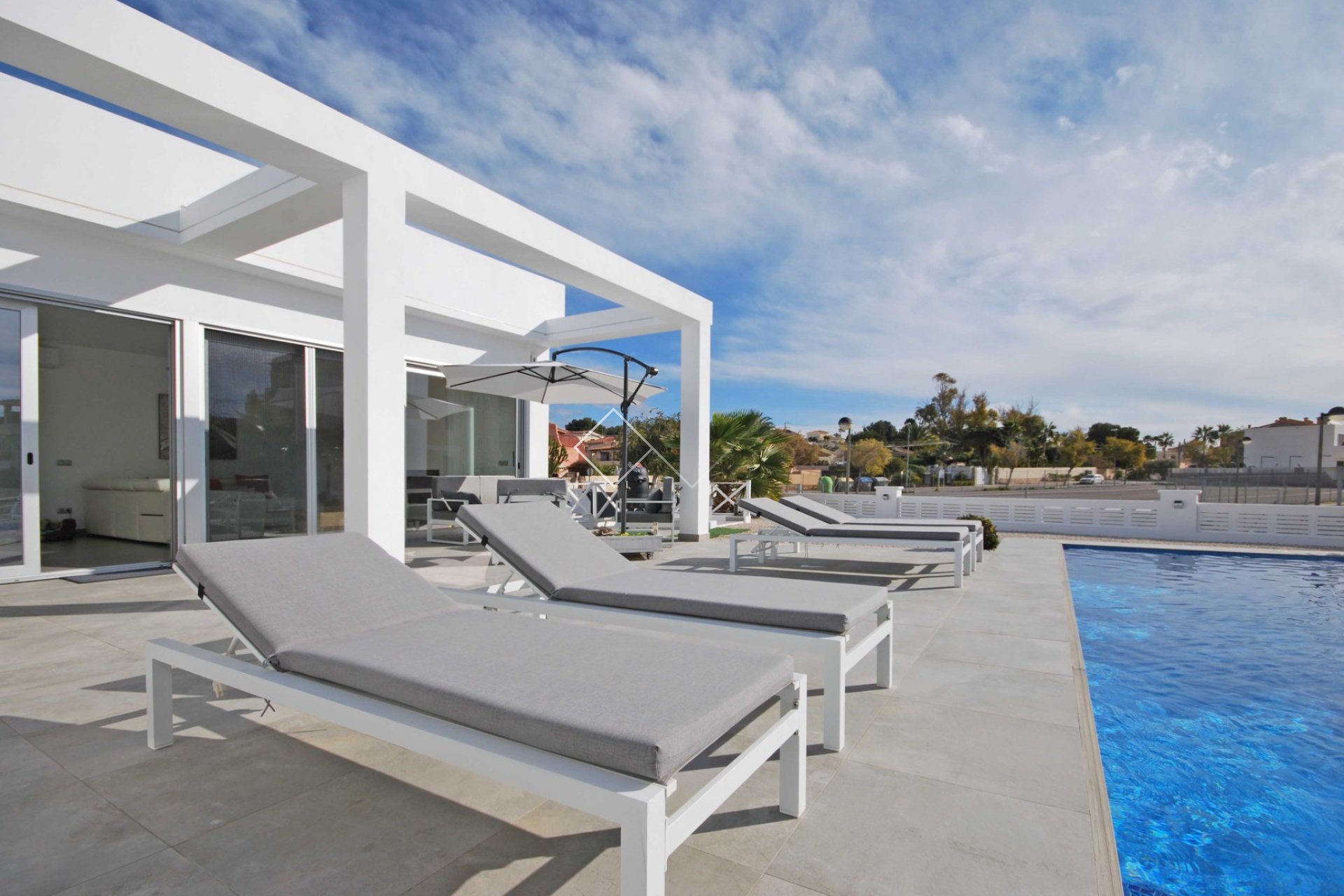 terrasse avec chaises longues -  Jolie villa moderne à vendre à Enchinent, Calpe