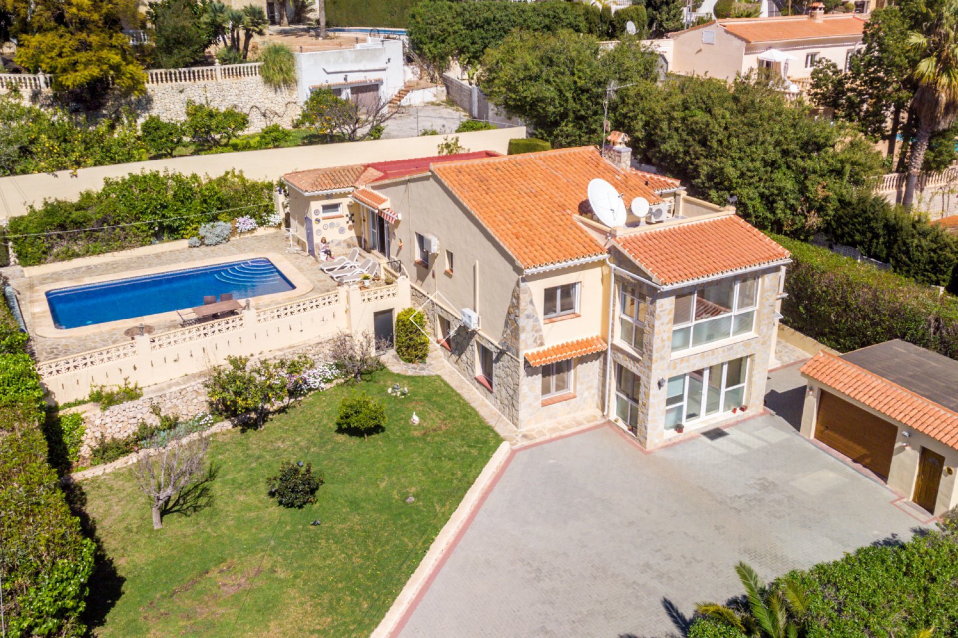 villa and pool - Spacious, renovated sea view villa for sale in Moraira
