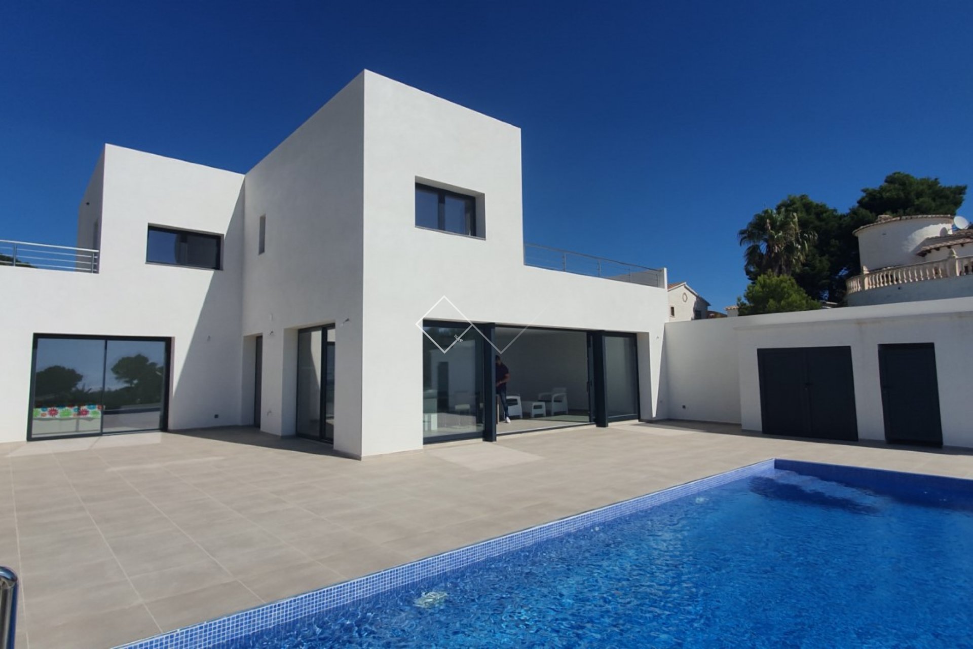 Villa-Moderne luxe villa, gelegen nabij het strand en met uitzicht op de Middellandse Zee.