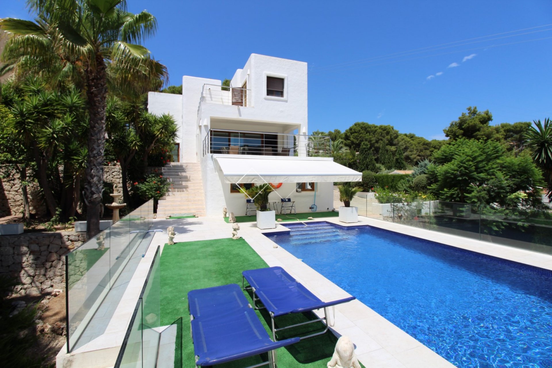 Villa te koop Moraira, El Portet, moderne uitstraling - gerenoveerd