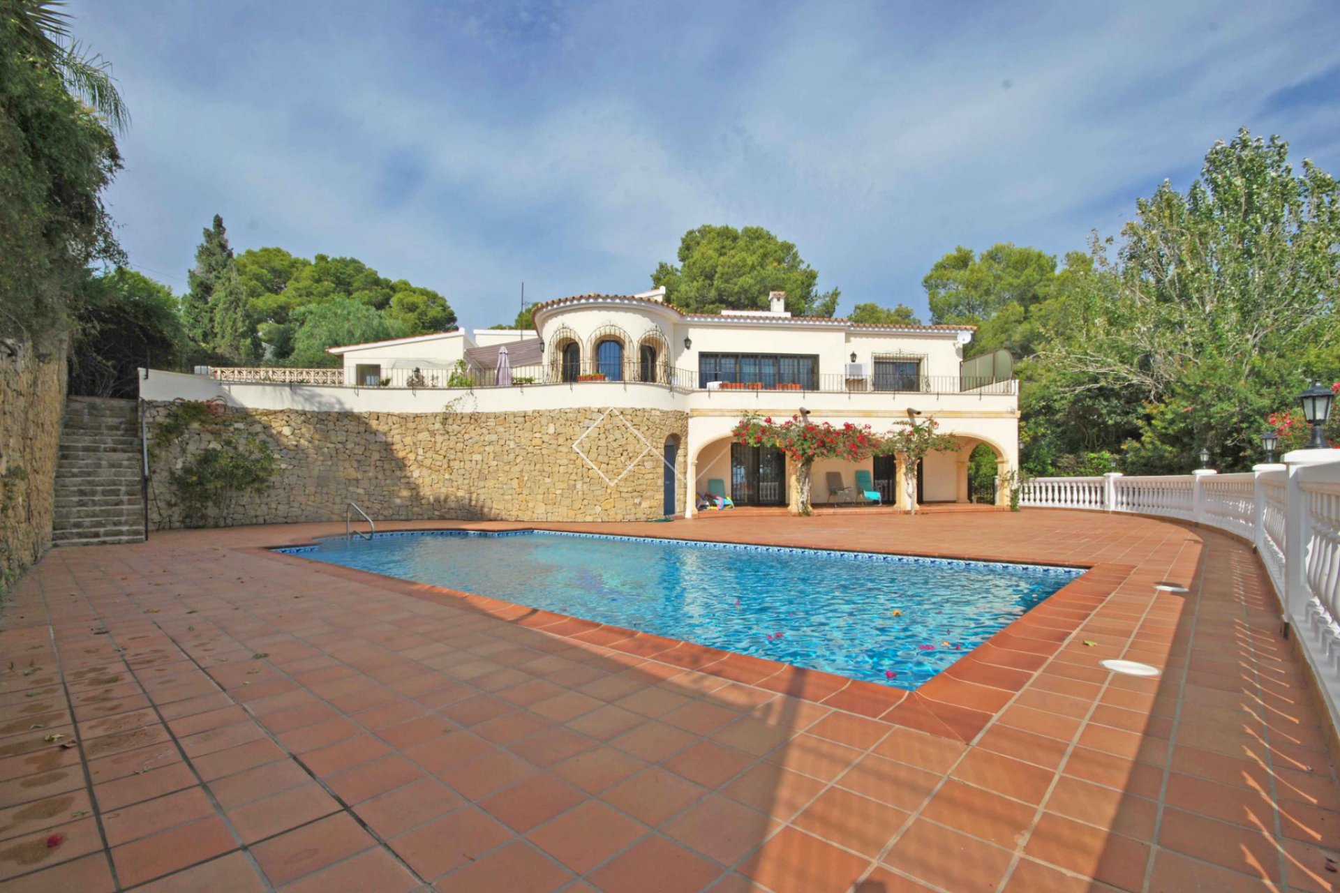 villa traditionelle piscine - Jolie villa à vendre à Calpe avec de superbes vues sur la mer