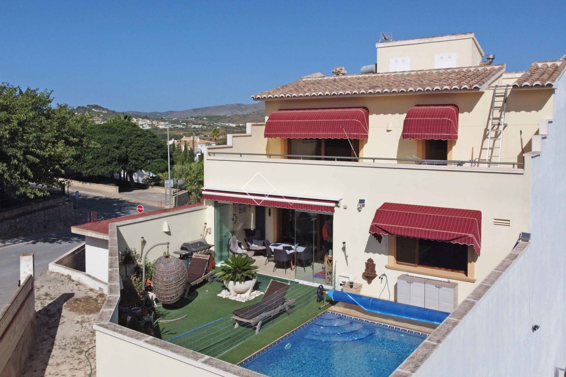 Villa with commercial property for sale in Benitachell