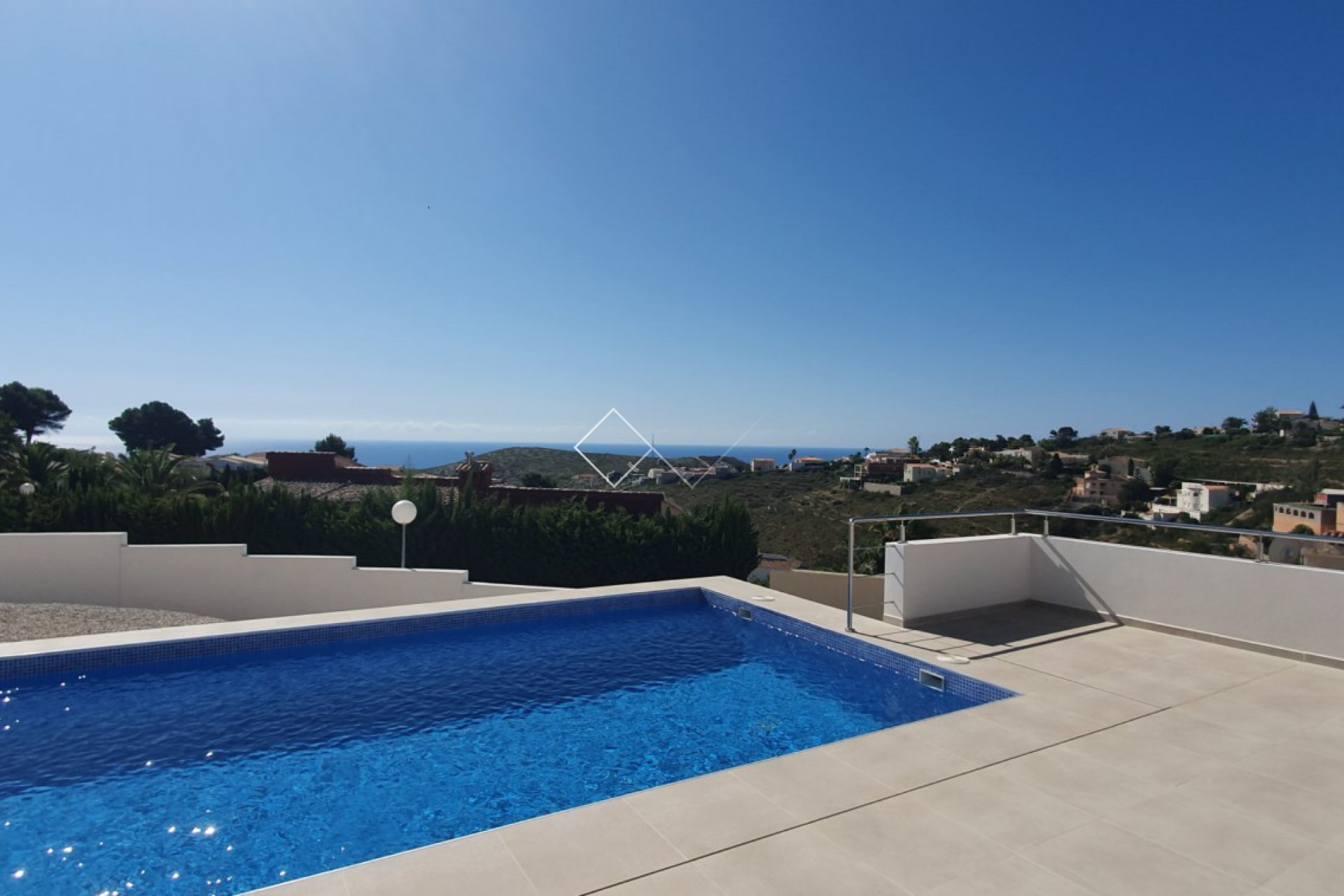 Zeezicht - Moderne luxe villa, gelegen nabij het strand en met uitzicht op de Middellandse Zee.