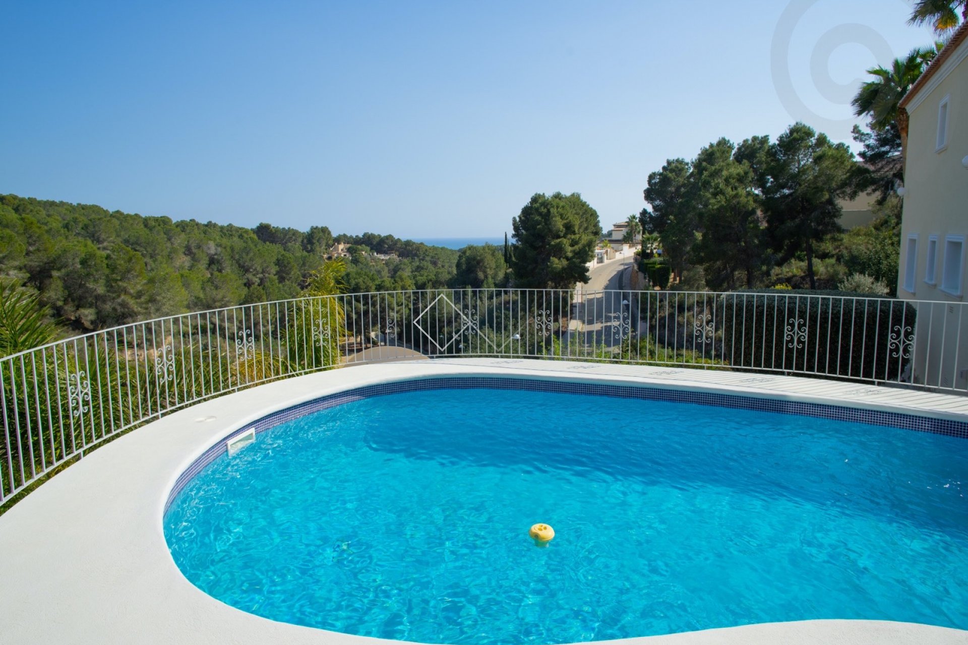 zwembad en uitzicht - Gemoderniseerde villa te koop in Benissa met mooi (zee) zicht 