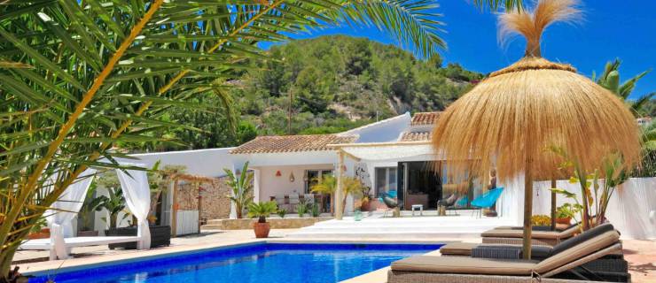 In deze fantastische, te koop staande villa in Benissa ontdekt u een charmant toevluchtsoord, waar u tijdens het zonnebaden kunt genieten van het uitzicht op zee