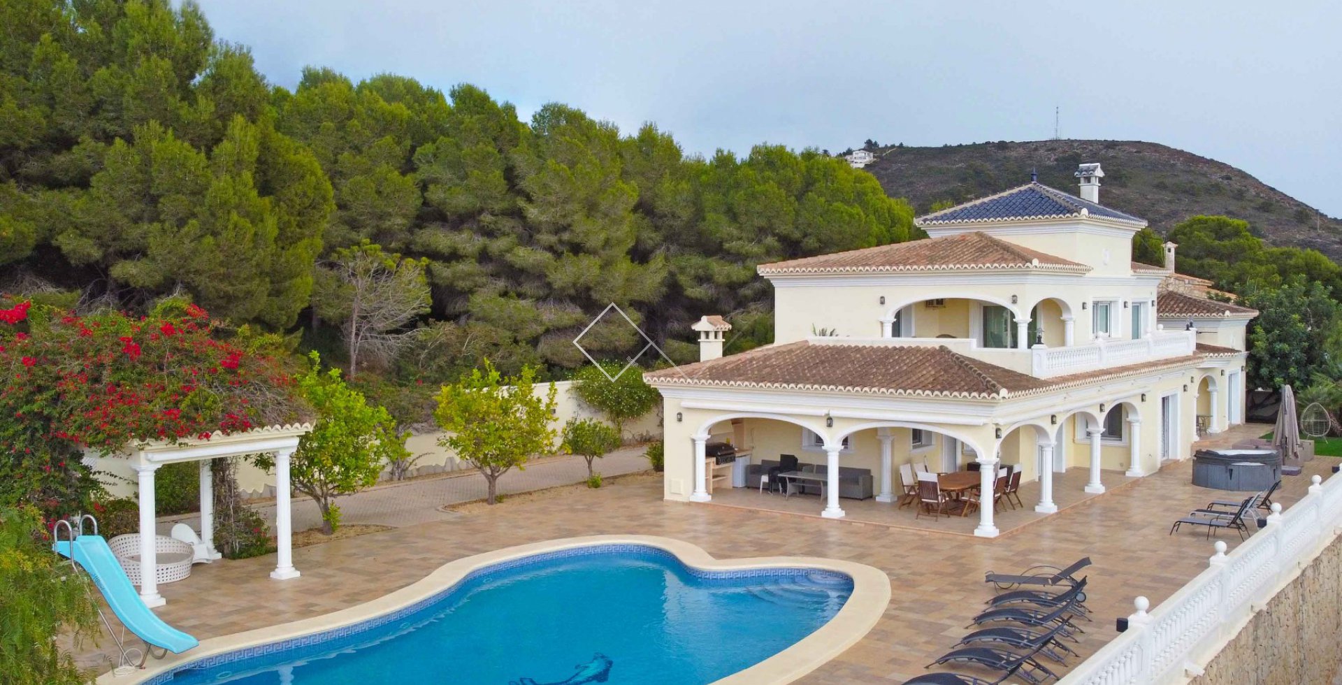 Indrukwekkende klassieke villa met zeezicht te koop in Moraira