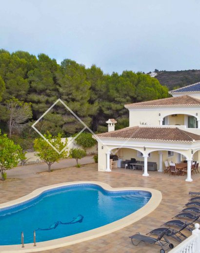 Indrukwekkende klassieke villa met zeezicht te koop in Moraira