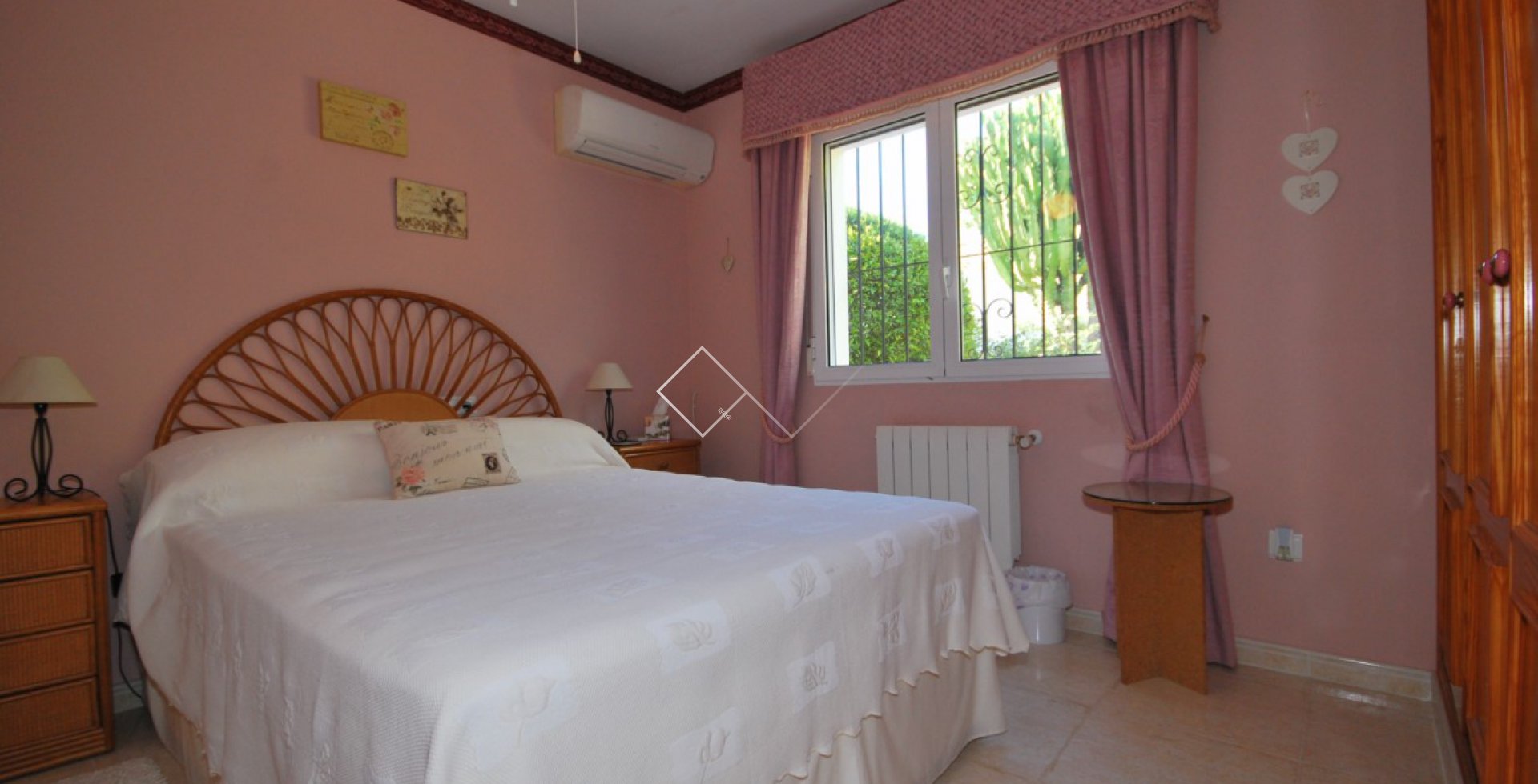 Detached villa on 1 level, located within the urbanisation of Les Fonts, on just a short distance to the town and at 10 minutes drive to the coast