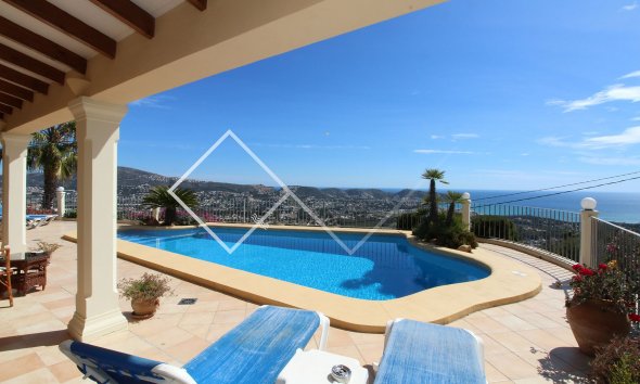 ​Spacious villa with panoramic views over the sea in moraira