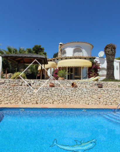 zwembad - Eerstelijns traditionele villa te koop in Moraira