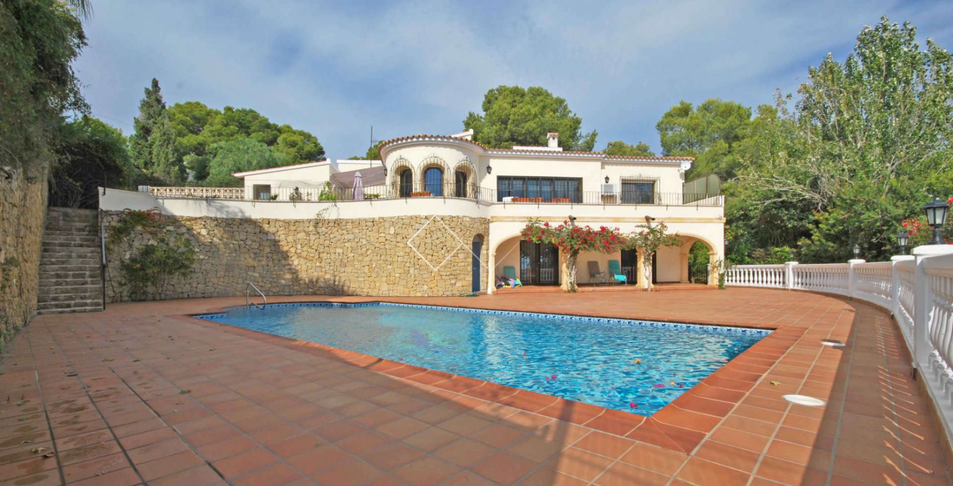 traditionele villa zwembad - Fijne traditionele zeezicht villa te koop in Calpe