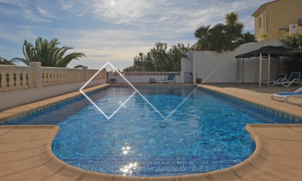 Bonita piscina con terraza - Villa independiente con vistas al mar en Benitachell