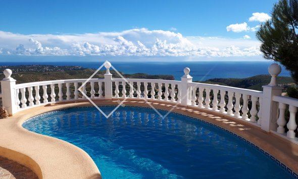 piscina vistas al mar - Villa en venta con magníficas vistas al mar en Benitachell (Cumbre)
