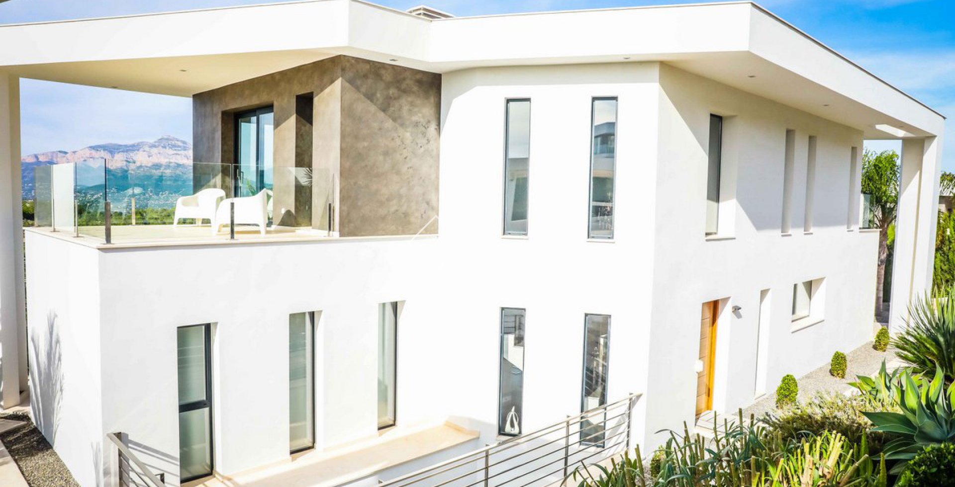 -voorgevel van villa luxe moderne villa met zwembad en uitzicht op zee in Javea
