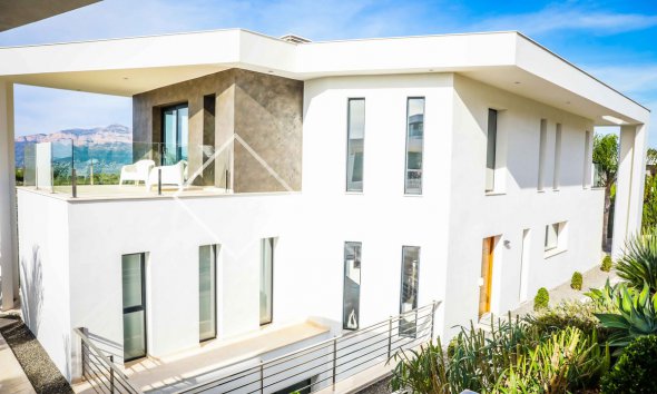 -voorgevel van villa luxe moderne villa met zwembad en uitzicht op zee in Javea