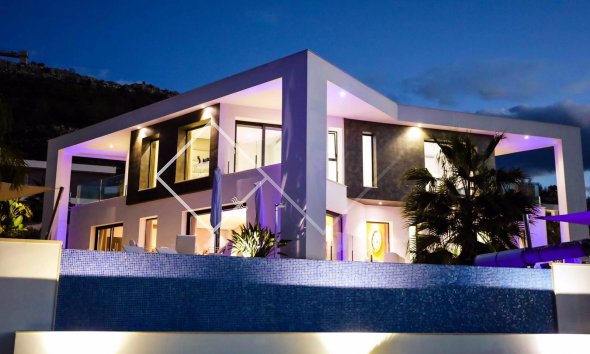 -avondfoto villa luxe moderne villa met zwembad en uitzicht op zee in Javea