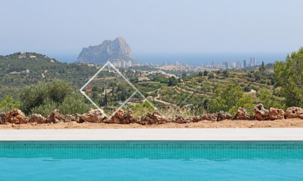 Zwembad, zeezicht en Peñon-rots - Nieuw gebouwde finca-stijl villa met prachtig zeezicht te koop in Benissa