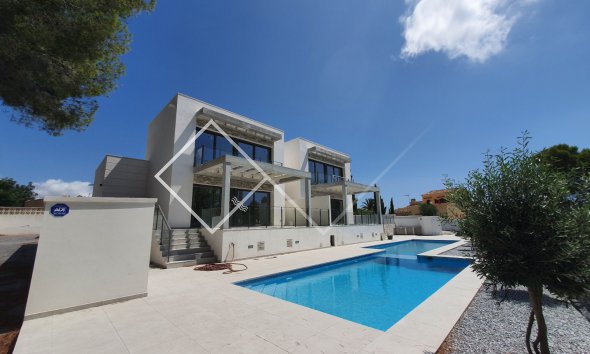 side view - Modern semi-detached villa under construction in Moraira