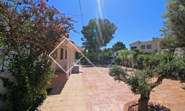 -jardin Villa rénovée avec piscine, à 400m de la plage à Canuta, Calpe