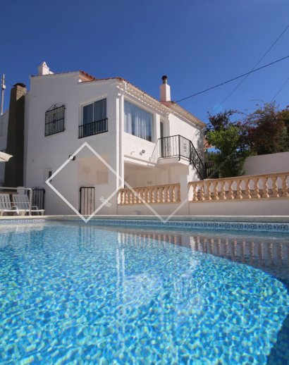 -piscina Villa renovada con piscina a 400m de la playa en Canuta, Calpe