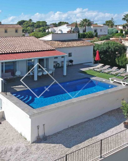huis en zwembad - Gelijkvloerse villa te koop in Sabatera, Moraira