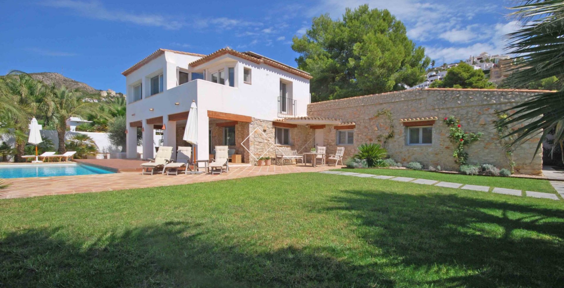-tuin en huis Te koop: prachtige villa in El Portet, Moraira op slechts 300m van het strand.