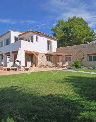 -tuin en huis Te koop: prachtige villa in El Portet, Moraira op slechts 300m van het strand.