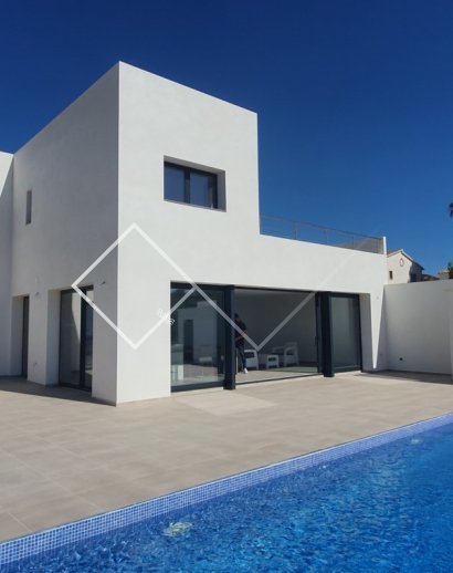 Villa-Moderne villa de luxe, située à proximité de la plage et donnant sur la mer Méditerranée.
