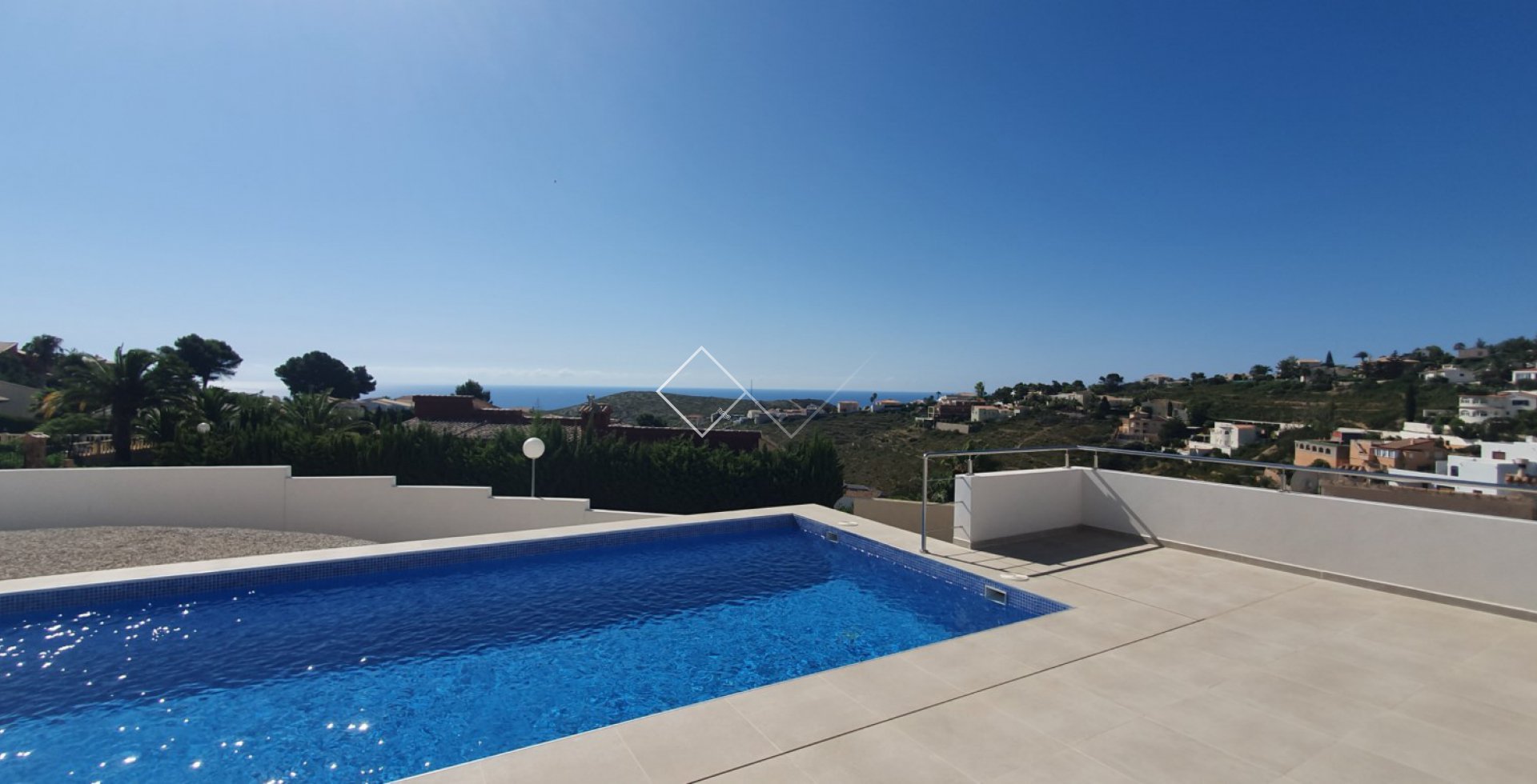 Zeezicht - Moderne luxe villa, gelegen nabij het strand en met uitzicht op de Middellandse Zee.