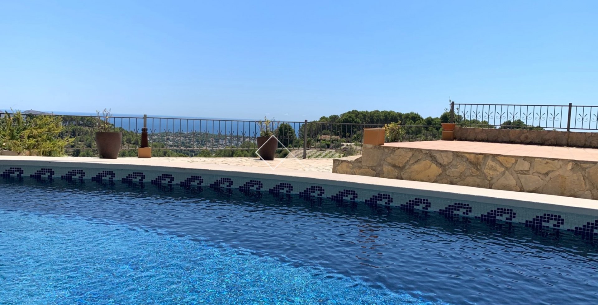 Vistas panorámicas al mar desde la piscina - Finca renovada con vista al mar en venta en Benissa 