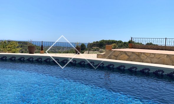 Vistas panorámicas al mar desde la piscina - Finca renovada con vista al mar en venta en Benissa 
