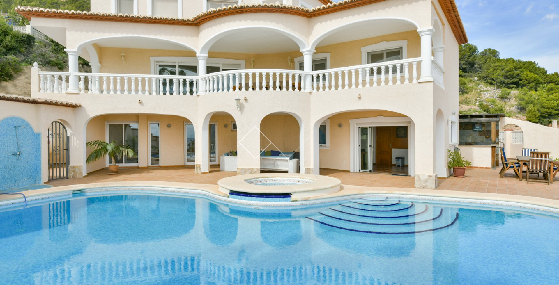 piscina y casa - Se vende villa completamente renovada con vistas al mar, Calpe