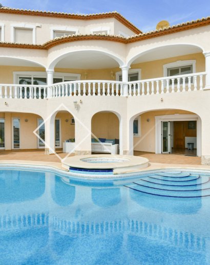 zwembad en huis - Compleet gerenoveerde villa met zeezicht te koop, Calpe