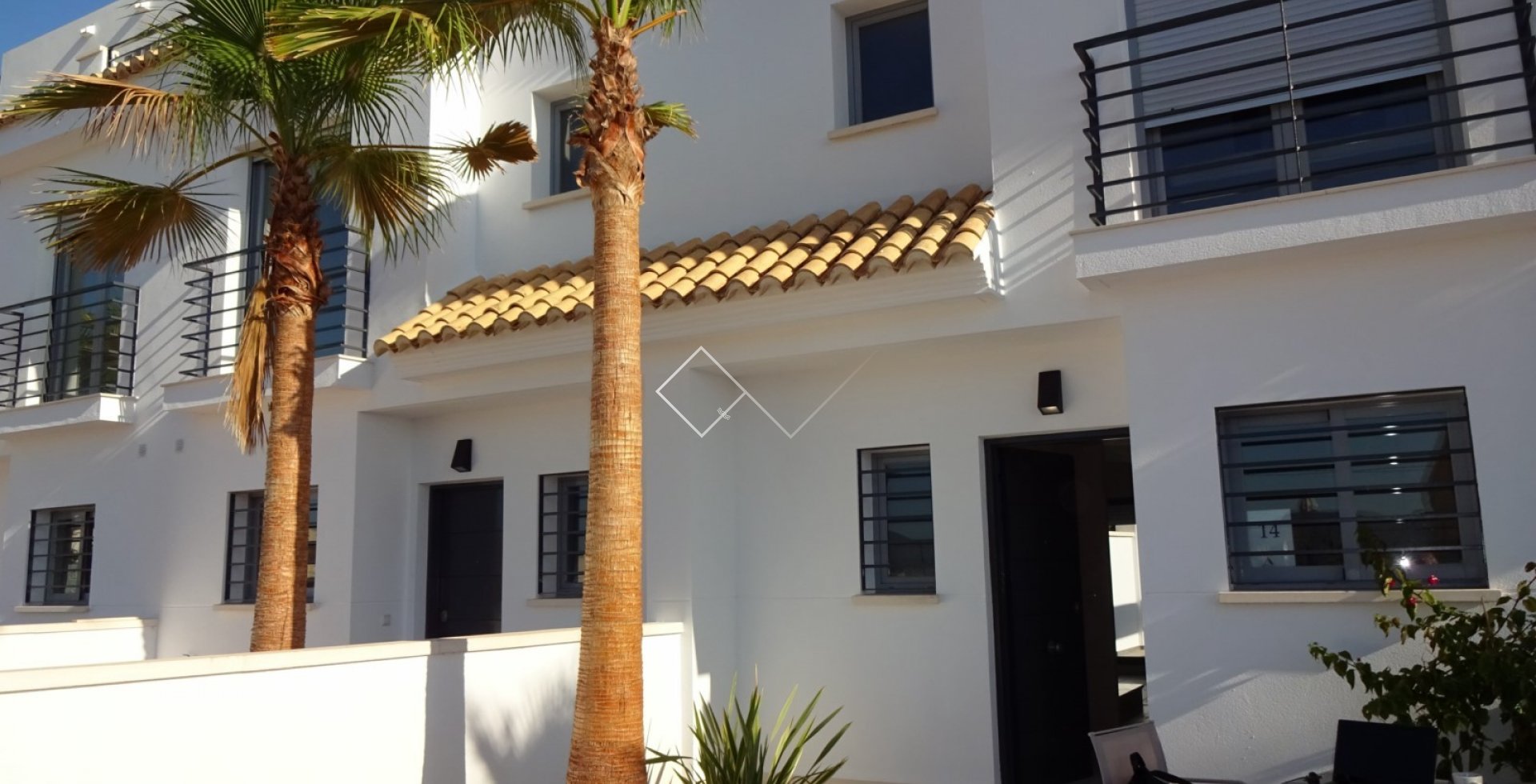 House with palmtree - Modern attached house for sale with community pool and garage in Jesus Pobre
