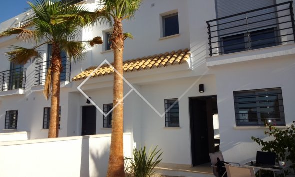 Maison avec palmier - Maison moderne attenante à vendre avec piscine communautaire et garage à Jesus Pobre