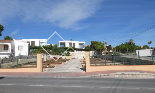 road view - Nearly flat plot for sale in Moraira