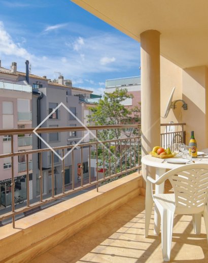 geräumige Terrasse - 3-Schlafzimmer-Wohnung im Herzen von Moraira zu verkaufen