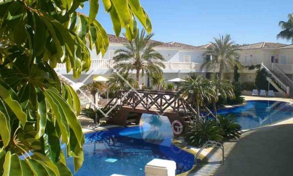 piscina tropical - Se vende un encantador apartamento en Benissa, a sólo 800 metros de la playa