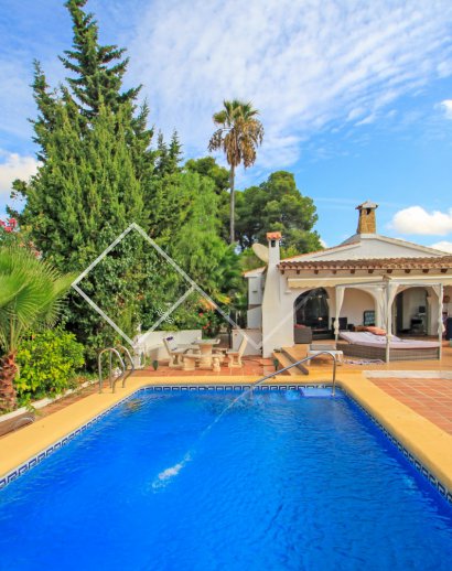 piscina jardin terraza villa - Se vende villa tradicional en Pla del Mar, Moraira
