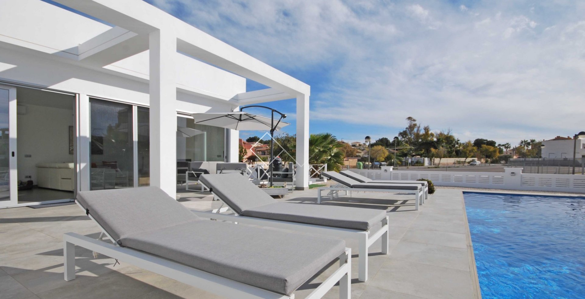 terraza con tumbonas - Preciosa villa moderna en venta en Enchinent, Calpe