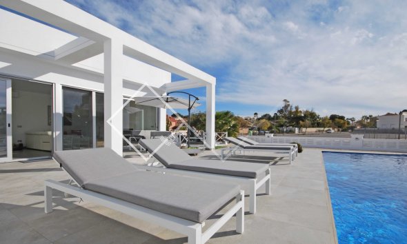 terrasse avec chaises longues -  Jolie villa moderne à vendre à Enchinent, Calpe