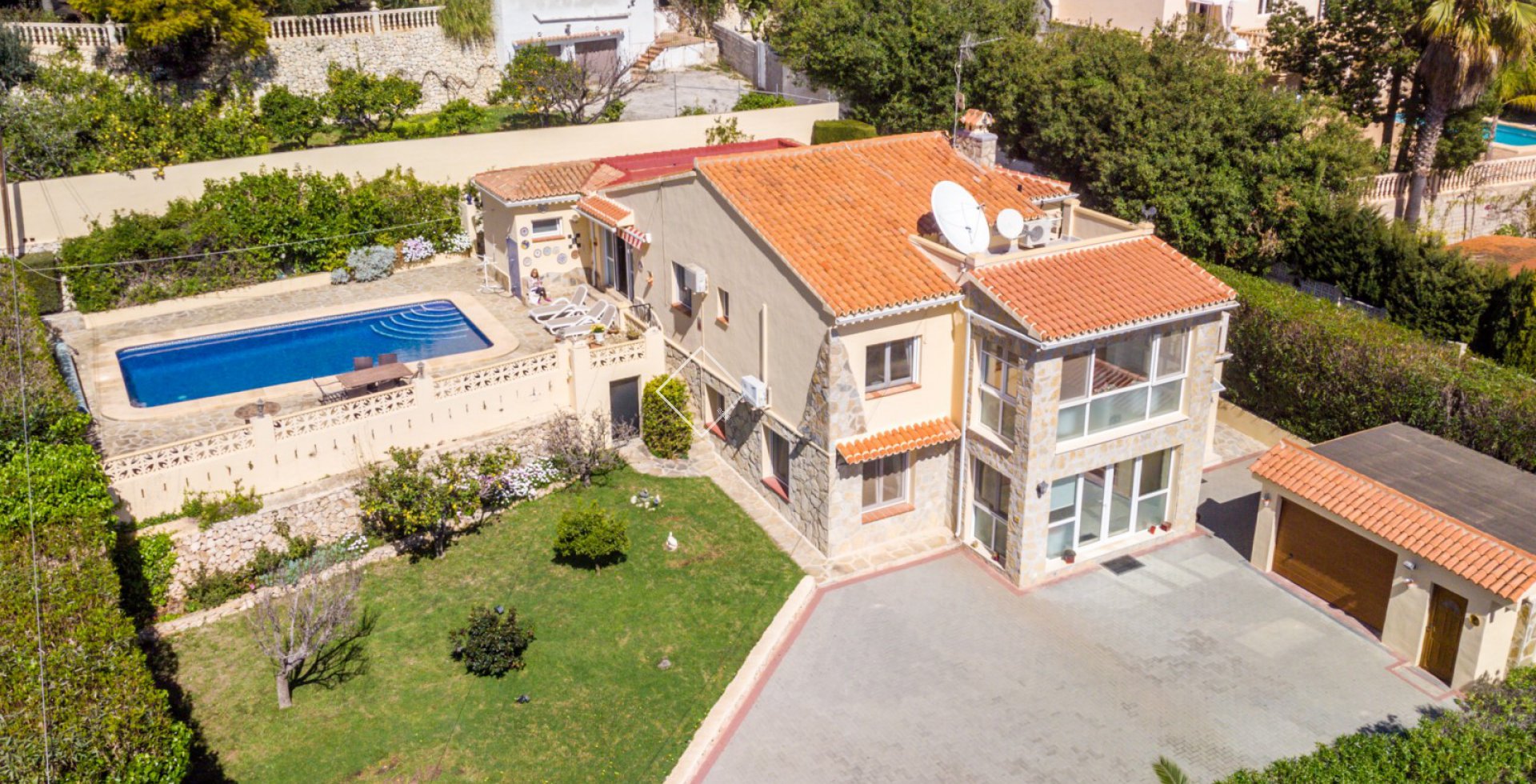 villa et piscine - Spacieuse villa rénovée avec vue sur la mer à vendre à Moraira