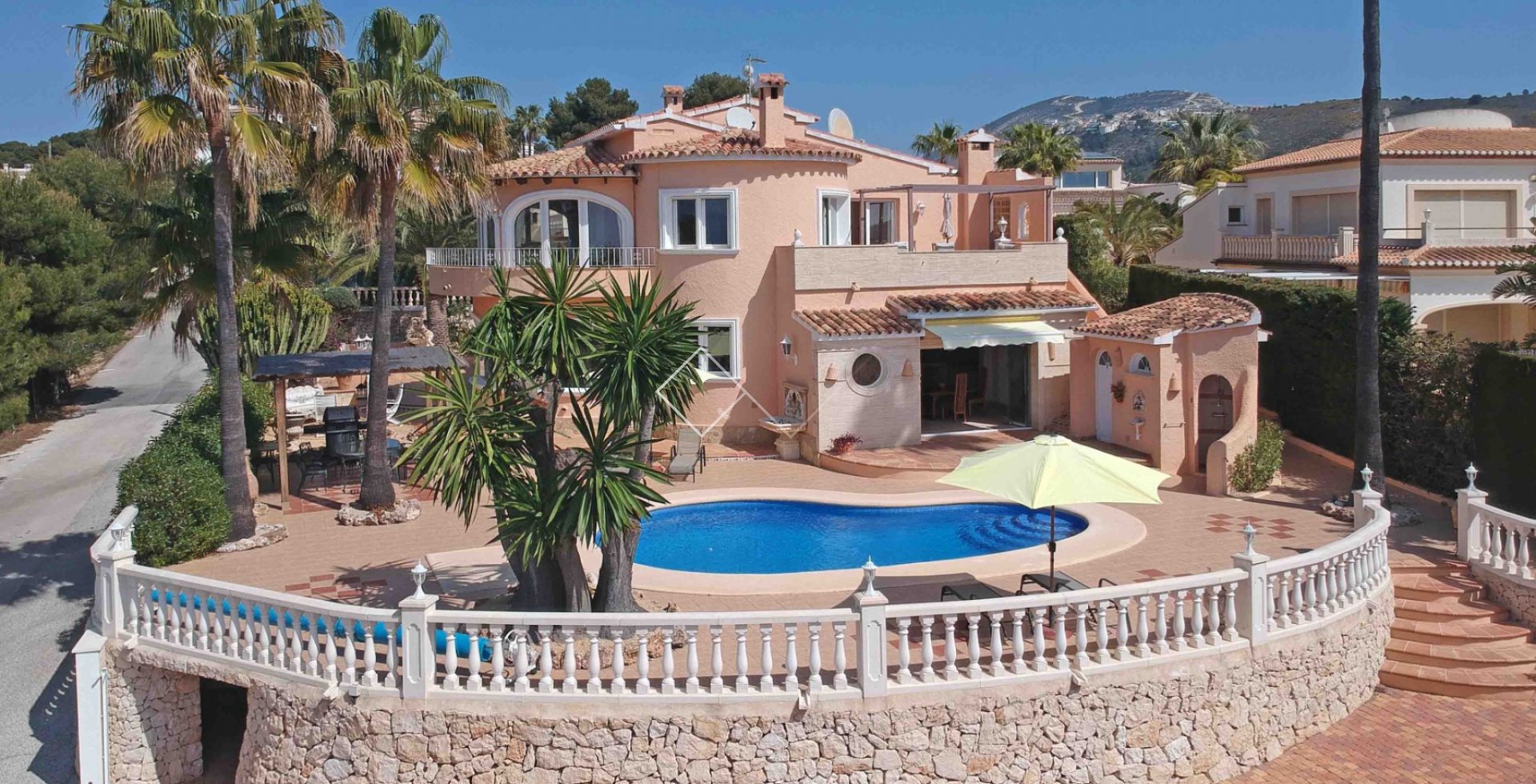 Gerenoveerd - Prachtige villa met spectaculair zeezicht in Arnella, Moraira