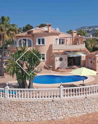Gerenoveerd - Prachtige villa met spectaculair zeezicht in Arnella, Moraira