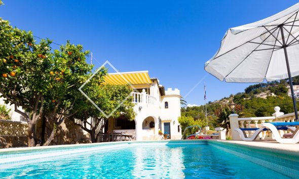 zwembad in zomer - Unieke villa met originele kapel in Montemar, Benissa
