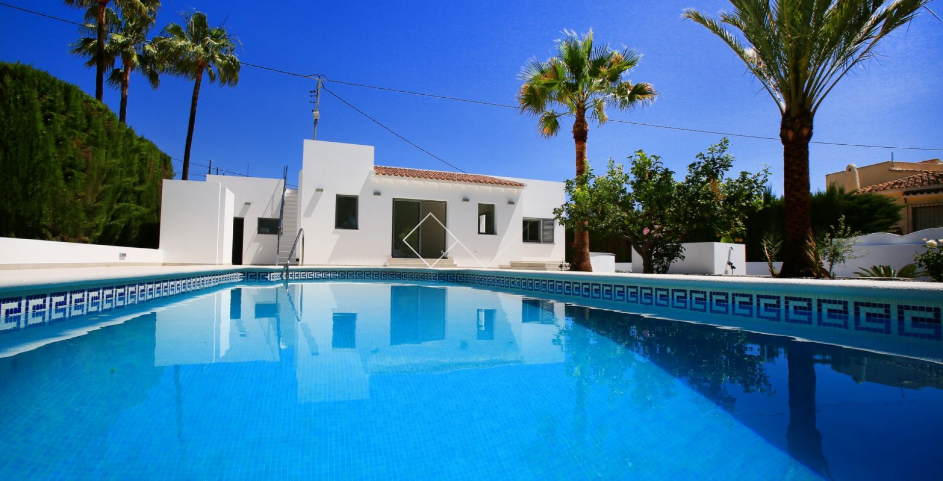 piscina palmeras - Villa reformada en venta en Benissa, a 200m de la playa